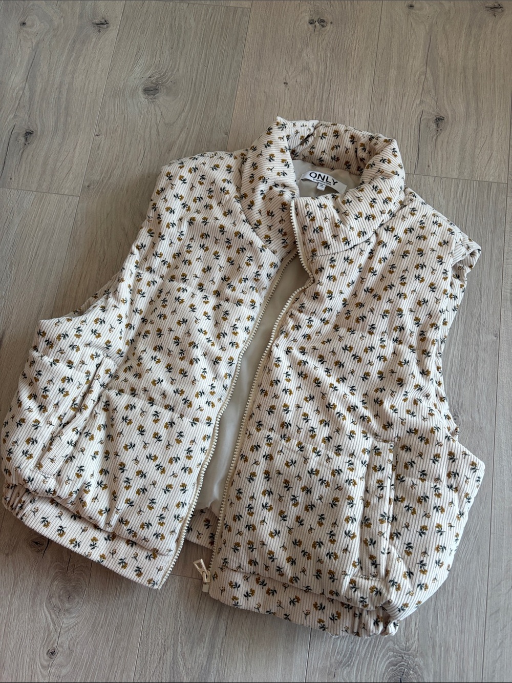 ONLY Cream Floral Quilted Puffer Vest
